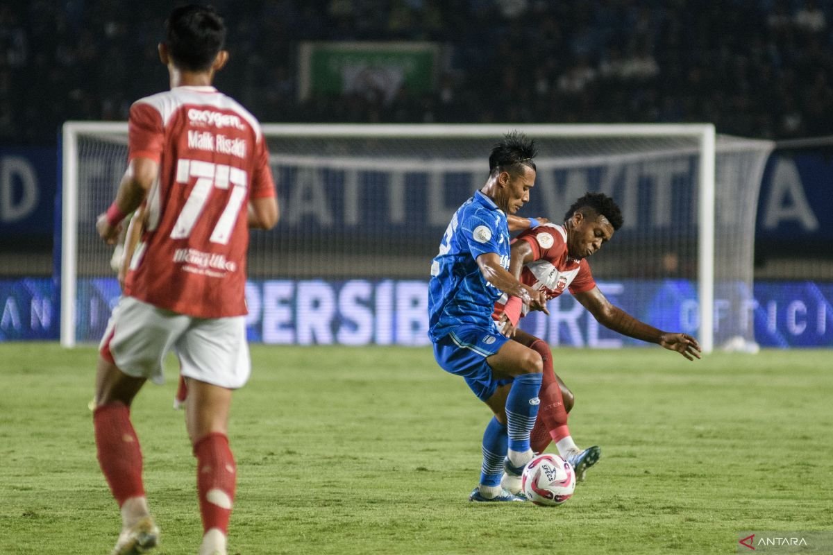 Berikut adalah beberapa alternatif judul untuk topik "Henhen ingin Persib Bandung tutup kompetisi Liga 1 dengan kemenangan":

1. "Henhen Targetkan Kemenangan untuk Persib Bandung di Penutupan Liga 1"
2. "Menutup Liga 1 dengan Sukses: Harapan Henhen untuk Persib Bandung"
3. "Henhen Optimis Persib Bandung Raih Kemenangan di Akhir Liga 1"
4. "Persib Bandung Ingin Akhiri Liga 1 dengan Kemenangan, Ungkapan Henhen"
5. "Henhen: Kemenangan Adalah Penutup yang Ideal untuk Persib di Liga 1" 

Semoga alternatif judul ini bermanfaat!