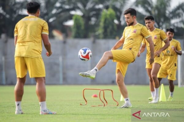 Here are some alternate titles for "Madura United bidik bek asing anyar asal Afrika":

1. "Madura United Bidik Defender Asing dari Afrika"
2. "Madura United Fokus Pada Bek Baru dari Afrika"
3. "Madura United Incar Bek Asing Terbaru Asal Afrika"
4. "Madura United Targetkan Bek Afrika untuk Perkuat Tim"
5. "Madura United Cari Talenta Bek Asing dari Benua Afrika"
6. "Madura United Jajaki Kedatangan Bek Asing Baru dari Afrika"
7. "Madura United Melirik Bek Baru Asal Afrika untuk Musim Ini"
8. "Madura United Siapkan Tawaran untuk Bek Afrika"
9. "Madura United Optimis Dapatkan Bek Asing dari Afrika"
10. "Madura United Berambisi Datangkan Bek Baru dari Afrika" 

Feel free to choose any of these titles or mix and match elements to create your own!
