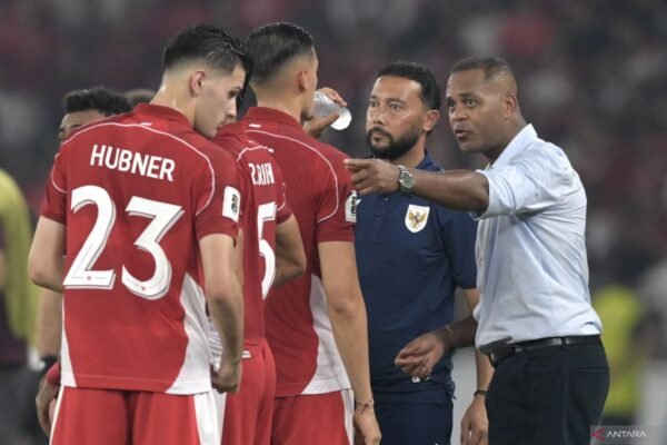 Berikut adalah beberapa alternatif untuk judul "Miliano Jonathans sudah berkomunikasi dengan Patrick Kluivert":

1. "Miliano Jonathans dan Patrick Kluivert Sudah Terhubung"
2. "Pembicaraan Antara Miliano Jonathans dan Patrick Kluivert Telah Dimulai"
3. "Miliano Jonathans Berhasil Menghubungi Patrick Kluivert"
4. "Komunikasi Antara Miliano Jonathans dan Patrick Kluivert Sudah Terjalin"
5. "Miliano Jonathans Mengadakan Diskusi dengan Patrick Kluivert"

Silakan memilih atau memodifikasi salah satu dari alternatif di atas sesuai kebutuhan!