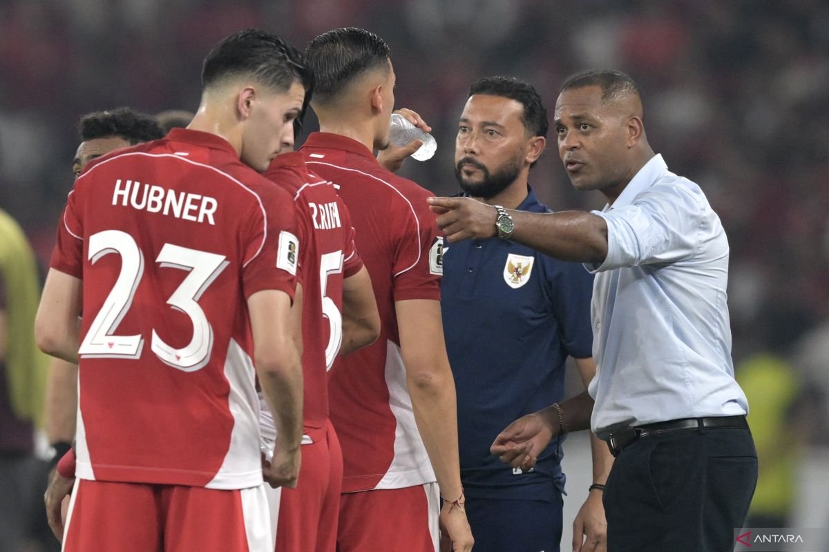 Berikut adalah beberapa alternatif untuk judul "Miliano Jonathans sudah berkomunikasi dengan Patrick Kluivert":

1. "Miliano Jonathans dan Patrick Kluivert Sudah Terhubung"
2. "Pembicaraan Antara Miliano Jonathans dan Patrick Kluivert Telah Dimulai"
3. "Miliano Jonathans Berhasil Menghubungi Patrick Kluivert"
4. "Komunikasi Antara Miliano Jonathans dan Patrick Kluivert Sudah Terjalin"
5. "Miliano Jonathans Mengadakan Diskusi dengan Patrick Kluivert"

Silakan memilih atau memodifikasi salah satu dari alternatif di atas sesuai kebutuhan!
