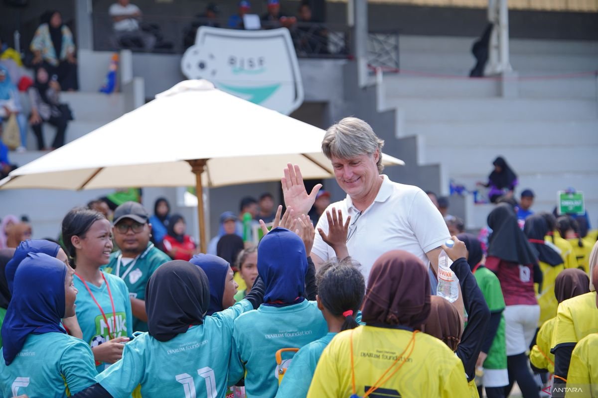 Berikut beberapa alternatif judul untuk "Kuantitas dan Kualitas MLSC Bekasi Seri 1 Alami Peningkatan":

1. "Peningkatan Kuantitas dan Kualitas MLSC Bekasi Seri 1: Sebuah Kemajuan Positif"
2. "MLSC Bekasi Seri 1: Meningkatnya Kuantitas dan Kualitas"
3. "Kualitas dan Kuantitas MLSC Bekasi Seri 1: Tanda-Tanda Peningkatan"
4. "Peningkatan dalam Kuantitas dan Kualitas MLSC Bekasi Seri 1"
5. "MLSC Bekasi Seri 1: Evaluasi Peningkatan Kuantitas dan Kualitas"
6. "Kuantitas dan Kualitas yang Meningkat pada MLSC Bekasi Seri 1"
7. "Kemajuan MLSC Bekasi Seri 1 dalam Hal Kuantitas dan Kualitas"

Silakan pilih atau modifikasi sesuai kebutuhan!